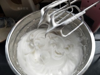 唐草彩绘蛋糕卷,打发程度是湿性发泡：就是提起打蛋器像上图中呈现弯尖，而不是直立的小尖尖。