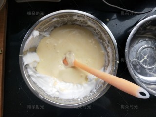 唐草彩绘蛋糕卷,第二次融合好的蛋糕糊全部倒进放蛋清的盆里，翻拌均匀。