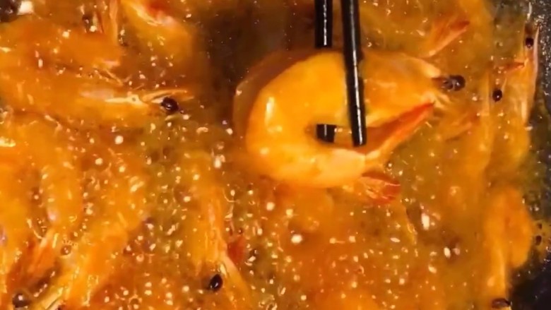 茄汁大虾,油温七成热下入锅中炸至一分钟