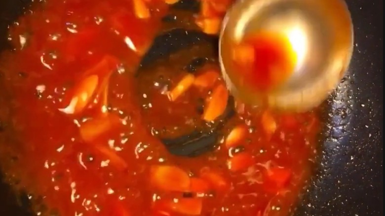 茄汁大虾,熬制粘稠