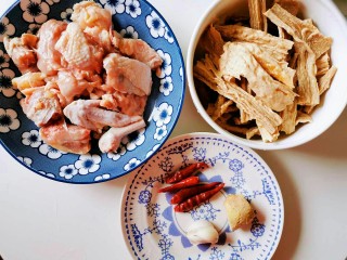 鸡肉🐔焖腐竹，比肉还好吃的腐竹,准备好东西