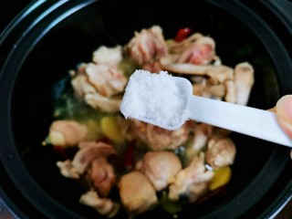 鸡肉🐔焖腐竹，比肉还好吃的腐竹,加入适量的盐