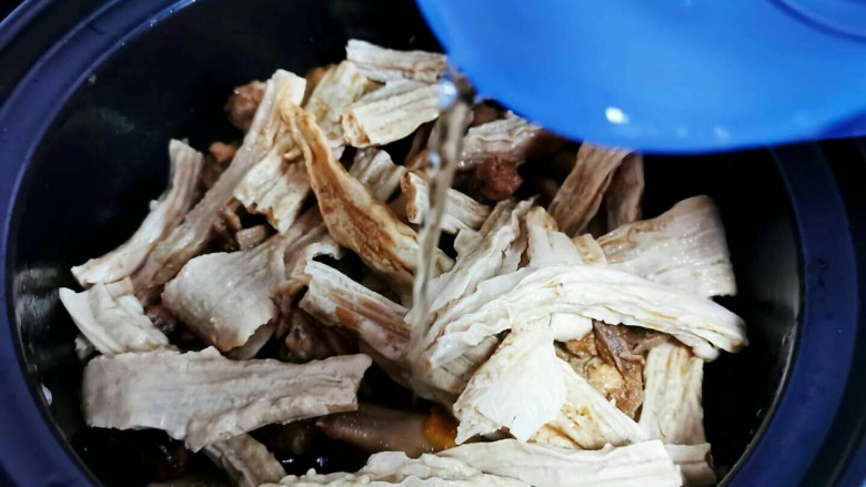 鸡肉🐔焖腐竹，比肉还好吃的腐竹,放入腐竹跟水翻均匀。