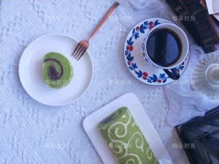 唐草彩绘蛋糕卷,配上一杯咖啡☕，甜蜜下午茶。