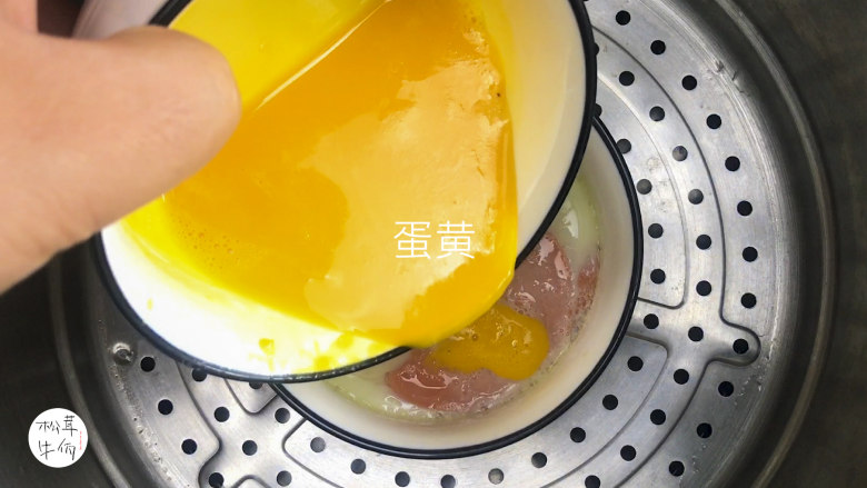 视频｜三蛋戏松茸｜牛佤松茸食谱,待蛋白凝固时，再倒入蛋黄，继续蒸制。