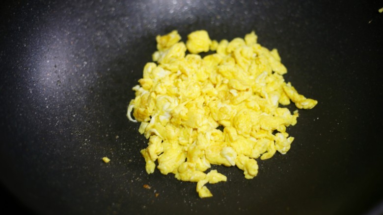 好吃到飞起的虾仁酱油炒饭,热锅热油加入鸡蛋用筷子划散，炒熟盛出备用。