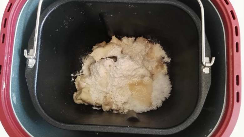 超级简单的小吐司,中种面团切成小块放入面包机中，加入高粉、奶粉、白糖、清水启动面包机进行揉面。
