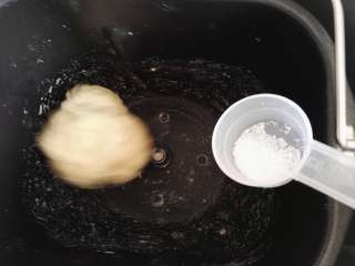 超级简单的小吐司,当面粉成团时，加入盐，继续揉面。