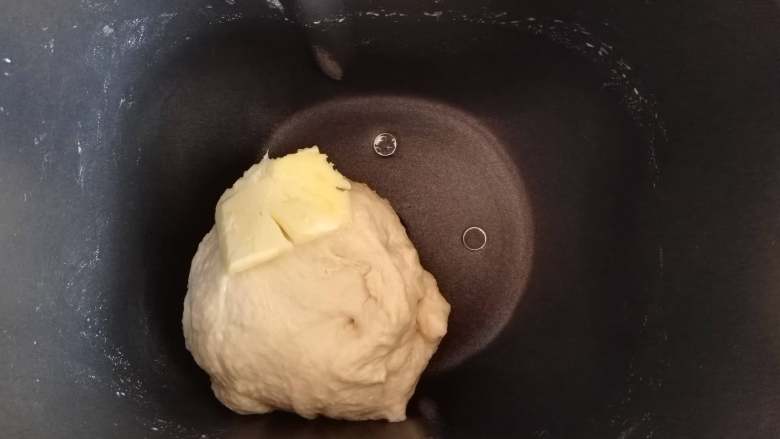 超级简单的小吐司,当面团变得光滑，有筋性时，加入室温软化的黄油继续揉面。