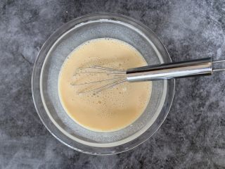 奶香吐司布丁,搅拌均匀至无颗粒状