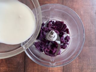紫薯吐司挞,紫薯蒸熟后再加入牛奶