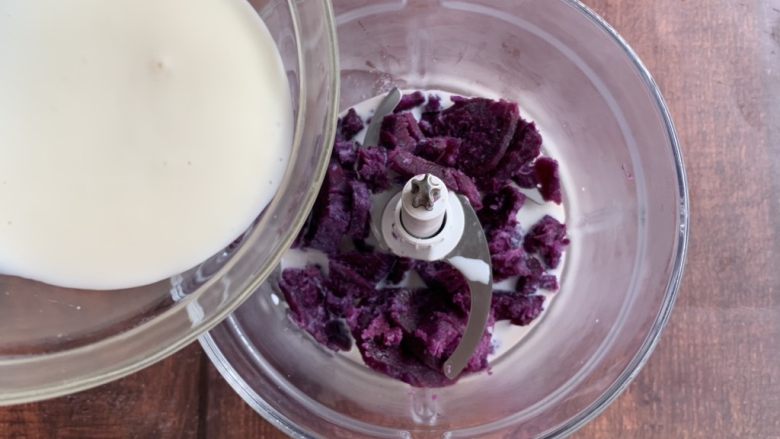 紫薯吐司挞,紫薯蒸熟后再加入牛奶