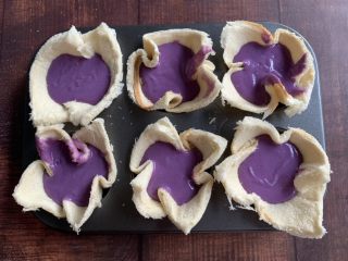 紫薯吐司挞,再装入紫薯糊