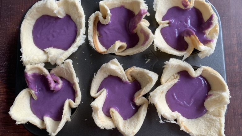 紫薯吐司挞,再装入紫薯糊