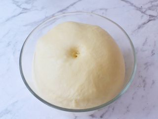 豆沙吐司面包,手指戳面团一小洞，不反弹不回缩即发酵成功