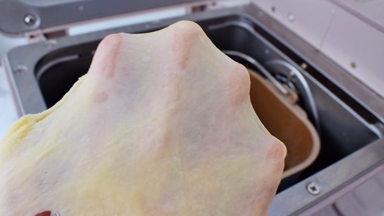 豆沙吐司面包,直到揉至扩展阶段，也就是可以拉出薄薄一层膜