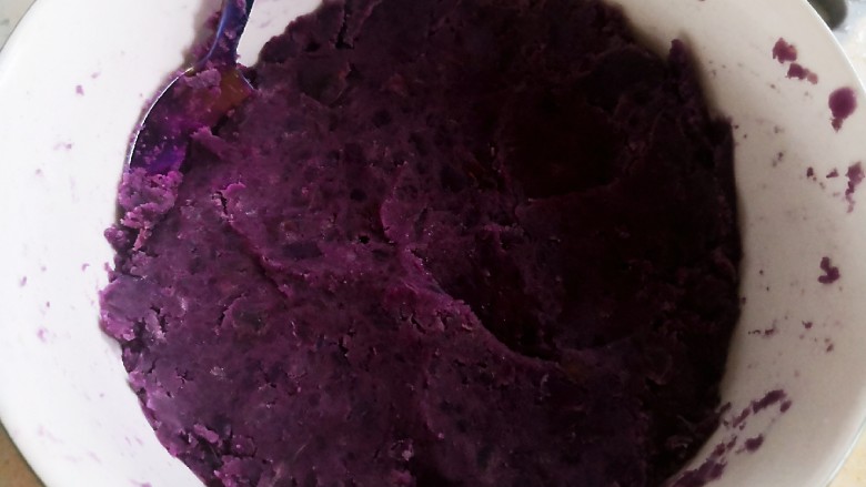 颜值担当紫薯山药饼,压好的紫薯泥