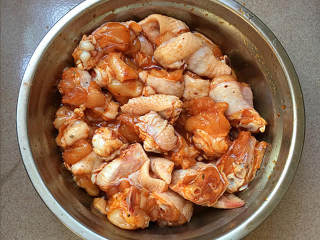 泰式香辣风味烧鸡翅,加入cook100泰式香辣腌料，清水，少量料酒水，用手抓匀后腌制30分钟