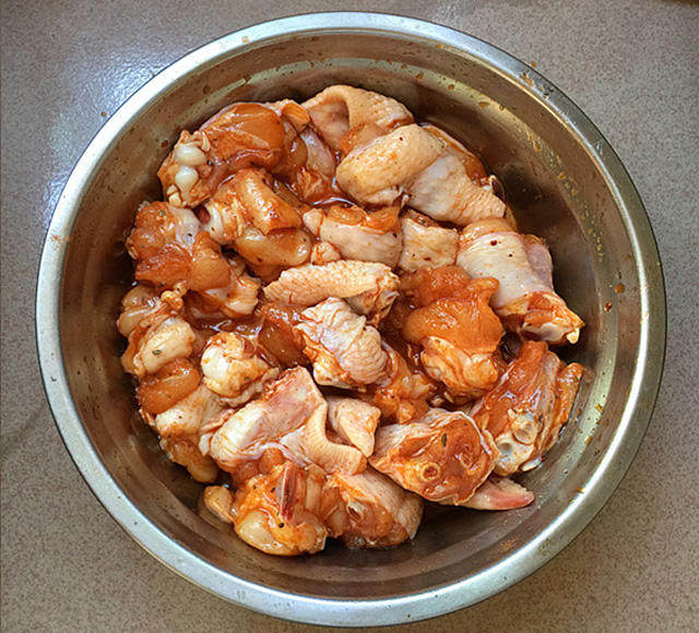 泰式香辣风味烧鸡翅,加入cook100泰式香辣腌料，清水，少量料酒水，用手抓匀后腌制30分钟