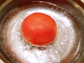 豇豆酿鸡蓉,开水汆烫番茄 剥皮