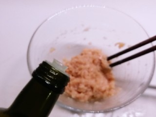 豇豆酿鸡蓉,加放生抽 干淀粉 蛋清  胡椒粉 搅拌上劲  淋入食用油 拌入豌豆