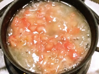 豇豆酿鸡蓉,蒸出来的汤水放入小炒锅中加热煮开  加入水淀粉 盐 番茄粒  关火