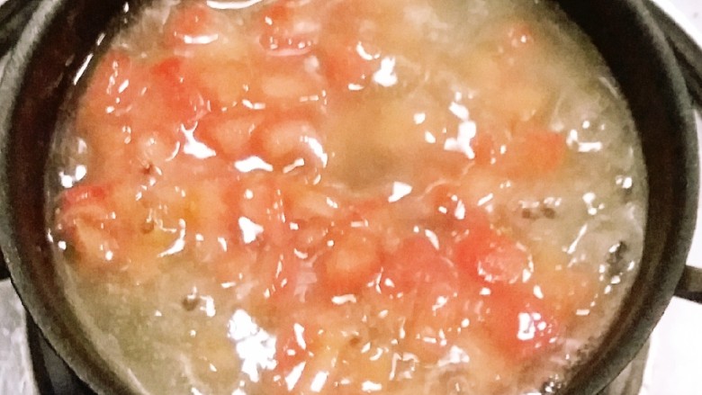 豇豆酿鸡蓉,蒸出来的汤水放入小炒锅中加热煮开  加入水淀粉 盐 番茄粒  关火