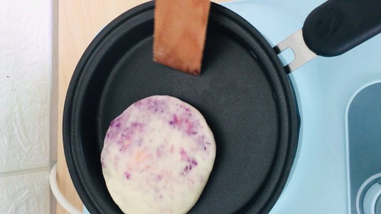 紫薯芝士发饼,放入不粘锅。