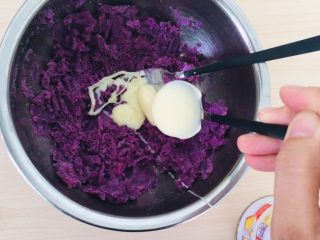 紫薯芝士发饼,用叉子压成泥，加入一大勺炼乳。
