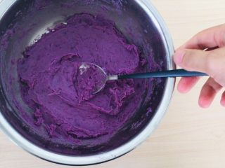 紫薯芝士发饼,搅拌均匀。