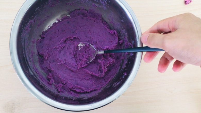 紫薯芝士发饼,搅拌均匀。