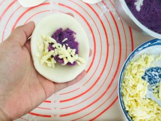 紫薯芝士发饼,擀成面片包上紫薯和芝士碎。