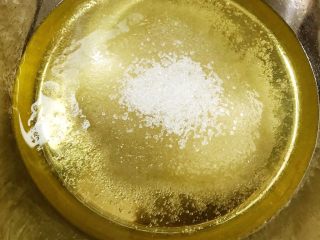 黑芝麻蛋卷,加入白糖搅拌至白糖溶化