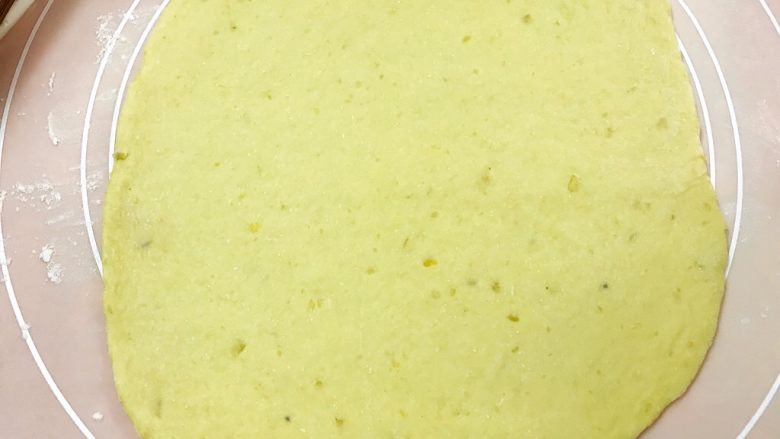 红薯鸡蛋小饼,擀成0.5厘米厚的长片