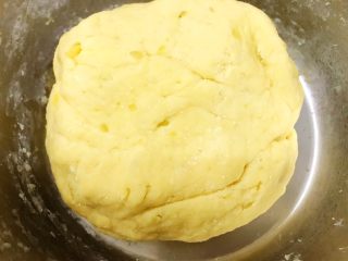红薯鸡蛋小饼,揉成光滑的面团，盖上保鲜膜发酵