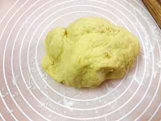 红薯鸡蛋小饼,揉面垫上撒上干粉，取出面团揉匀排气
