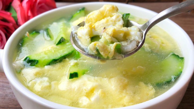 青瓜蛋花汤,清淡美味的黄瓜蛋花汤做好了，好喝不上火，特别适合夏天食用。