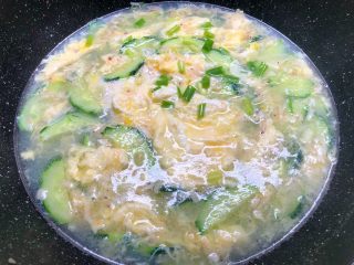 青瓜蛋花汤,倒入蛋液，煮至蛋液凝固，搅拌均匀，加入少许鸡精调匀，放入葱叶即可出锅。
