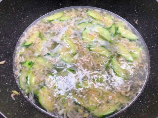 青瓜蛋花汤,加入适量开水煮2分钟，加入适量盐调匀。