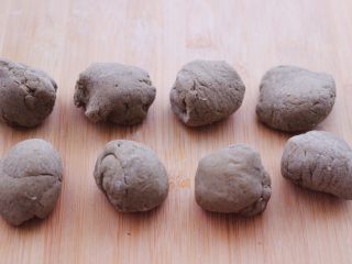 黑芝麻核桃花样豆沙包,分成8个大小一样的小面团。