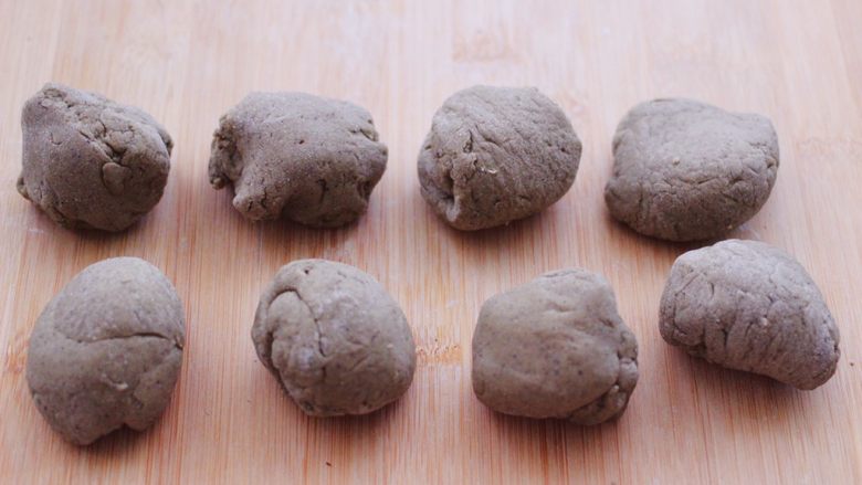 黑芝麻核桃花样豆沙包,分成8个大小一样的小面团。
