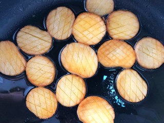 酱汁杏鲍菇,起锅烧油，放入杏鲍菇，煎至两面金黄。