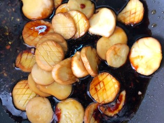 酱汁杏鲍菇,倒入杏鲍菇翻炒均匀，大火收汁。