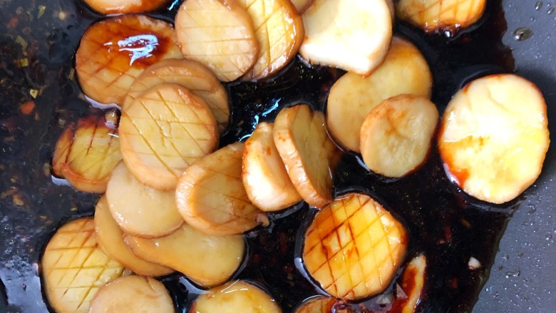 酱汁杏鲍菇,倒入杏鲍菇翻炒均匀，大火收汁。