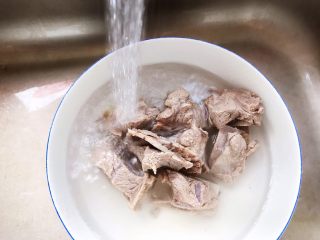 香菇黄豆腐竹烧排骨,捞出煮好的排骨，用流动水冲洗干净表面的浮沫