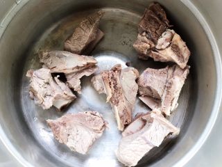 香菇黄豆腐竹烧排骨,控干水分之后放入高压锅