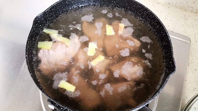 香菇黄豆腐竹烧排骨,中大火煮10分钟
