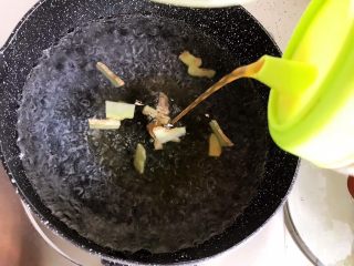 香菇黄豆腐竹烧排骨,水开后放入姜片并且加适量料酒