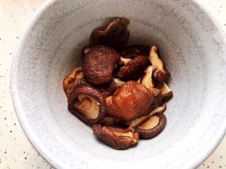 香菇黄豆腐竹烧排骨,泡发好之后的香菇去蒂洗净，轻轻挤干水分