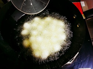 红烧鹌鹑蛋,锅中倒油，油热后加入沥水的鹌鹑蛋